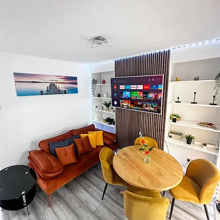 Stratford 3 Bed Garden Home By Dluxoria Short Lets & Serviced Accommodation Greater London